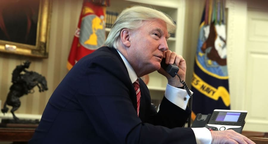 Donald Trump al teléfono