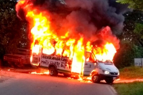 Vehículo incinerado en el Catatumbo.