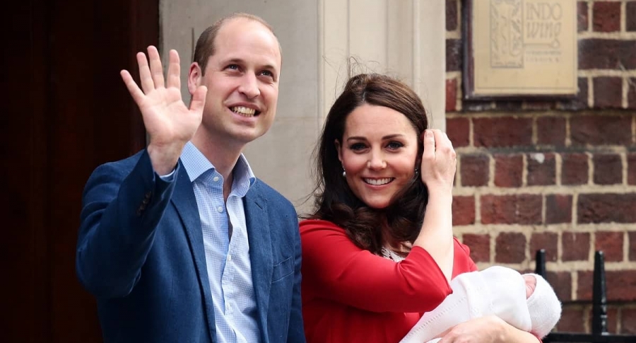 El príncipe William y Kate Middleton con su tercer hijo.