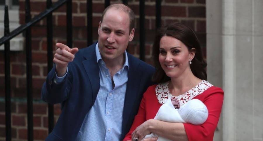Duques de Cambridge con su hijo recién nacido