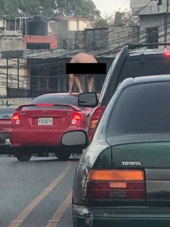 Hombre desnudo en trancón