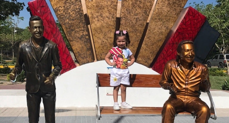 Paula Díaz Jaimes visitando las estatuas de su papá Martín Elías Díaz y su abuelo Diomedes Díaz.
