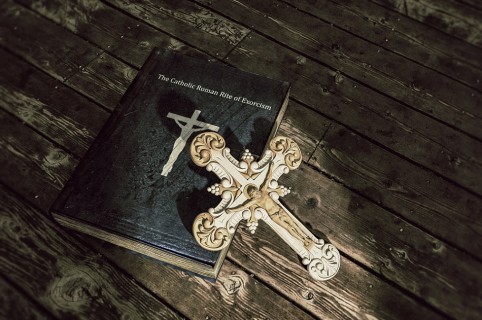 Biblia y crucifijo