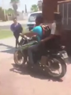 Pareja saliendo de motel