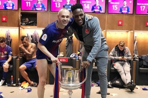 Yerry Mina y Andrés Iniesta