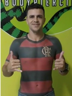 tHincha de Flamengo se tatúa camiseta del equipo.