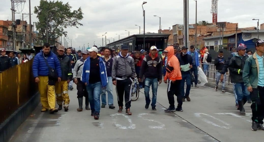 Bloqueo de bicitaxistas en calzada de Transmilenio