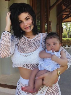 Kylie Jenner y su hija Stormi.