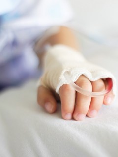 Niña en hospital, menor