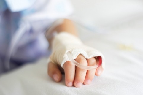Niña en hospital, menor