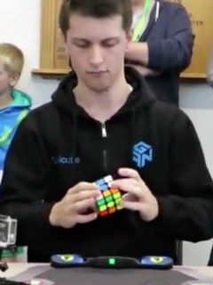 Joven resuelve cubo de Rubik.