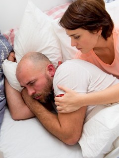 Mujer consolando a su esposo