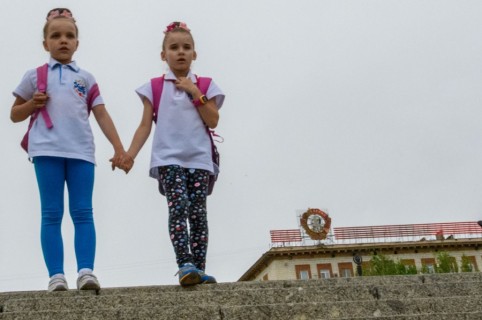 Niñas tomadas de la mano