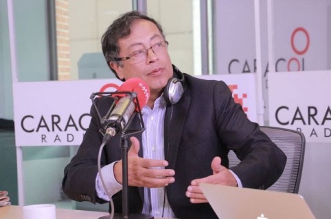 Gustavo Petro en Caracol Radio
