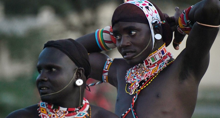 Bailarines representan a pastores de Kenia