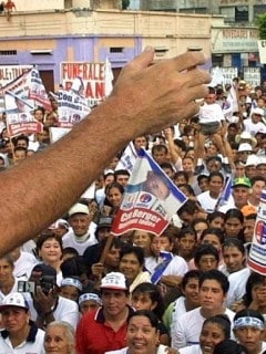 Político en plaza pública
