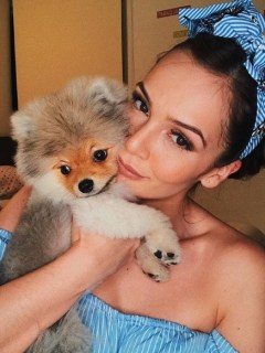 Lina Tejeiro, actriz, con su perro Romeo.