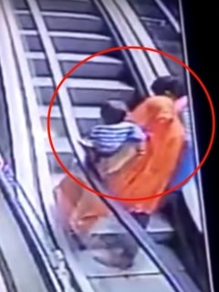 Bebé cae de escaleras eléctricas