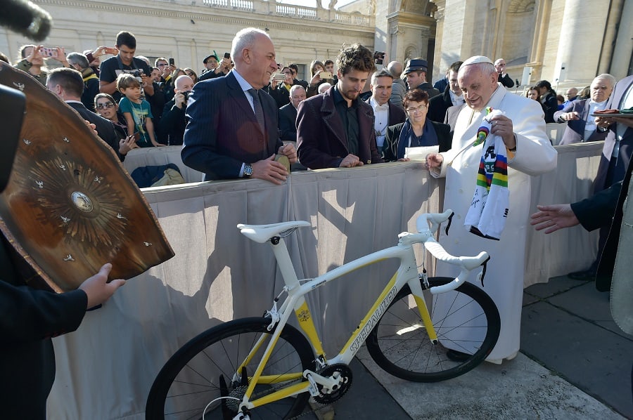 Sagan obsequia una bicicleta al papa Francisco Sagan obsequia una bicicleta al papa Francisco