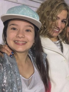 Fanny Lu, cantante, con las exparticipantes de 'La voz kids' Tatiana 'baby flow' e Isabella.
