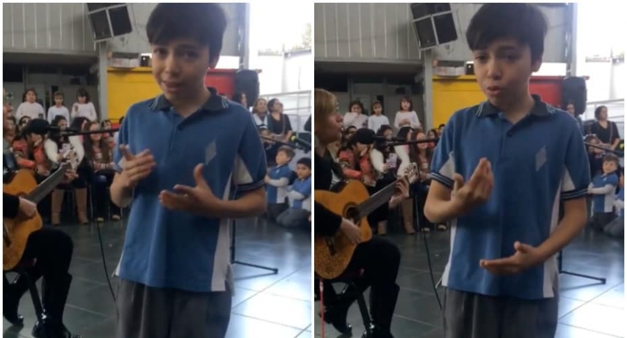 Niño 'canta' en lengua de señas.