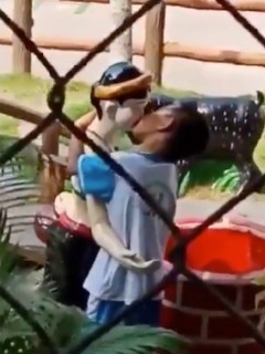 Niño besando estatua
