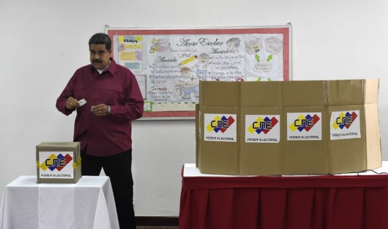 Nicolás Maduro , presidente de Venezuela, votando para su reelección