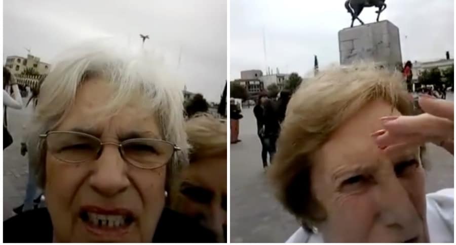 Abuelas intentan tomar foto.