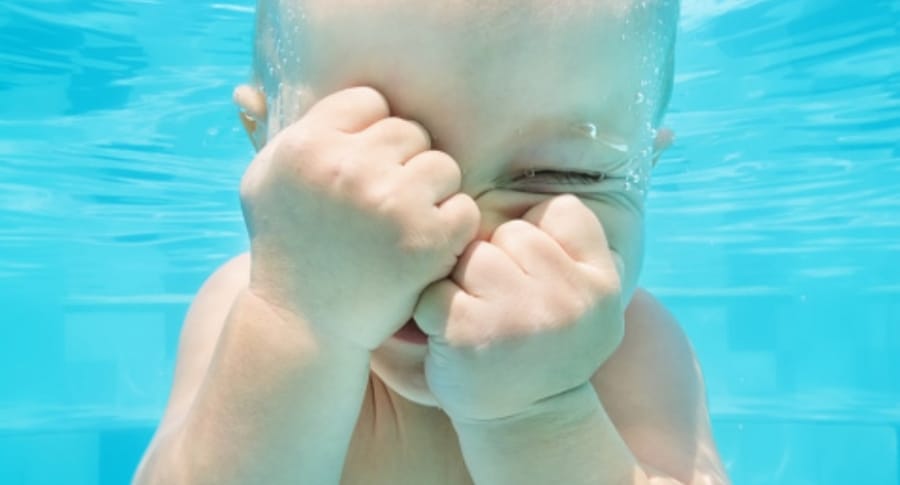 Bebé en una piscina.