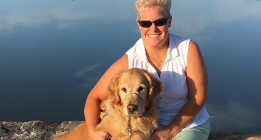 Mujer ciega con su perro guía.