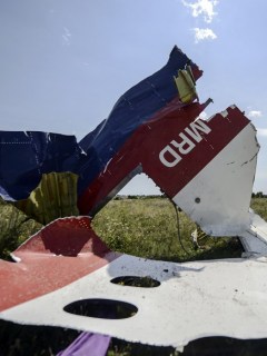 Fragmento del avión derribado
