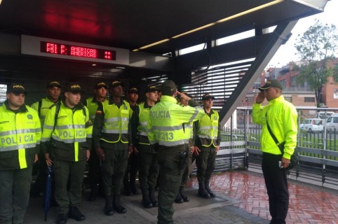 Momento en el que el falso teniente hace formar a los demás uniformados