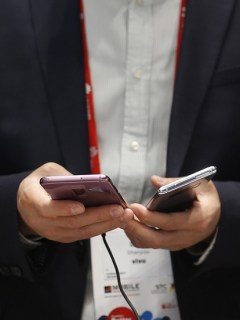Hombre con dos celulares