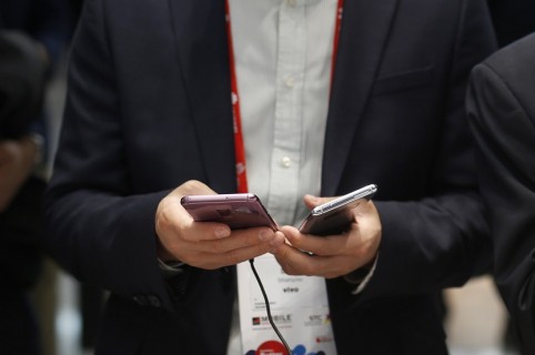 Hombre con dos celulares