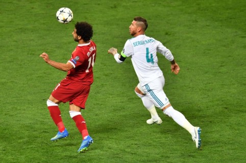 Mohamed Salah y Sergio Ramos en la final de la Champions League