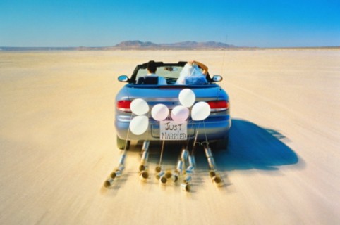 Recién casados en un carro.