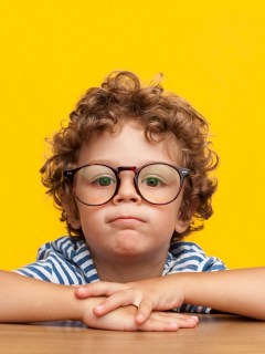 Niño con gafas