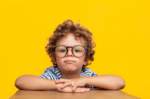 Niño con gafas