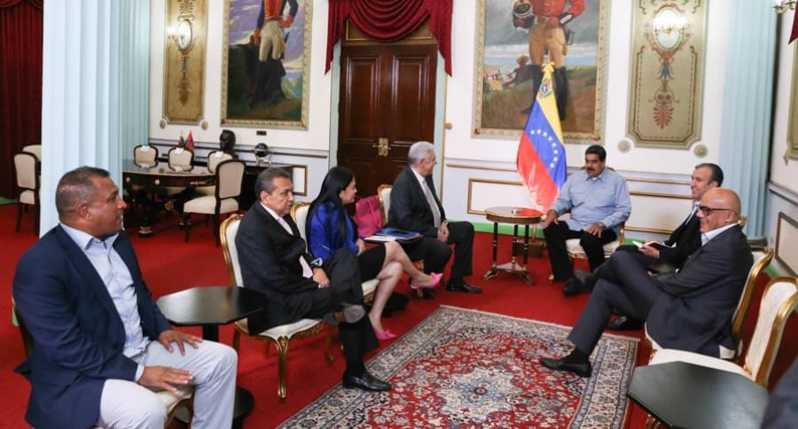 Nicolás Maduro con gobernadores opositores