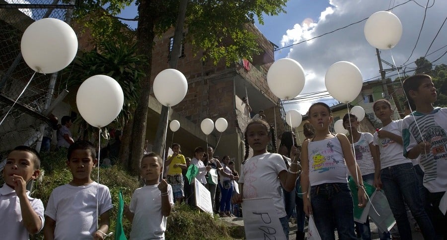 Homenaje niños a compañero de 11 años asesinado en Medellín.