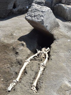 Esqueleto bajo roca en Pompeya