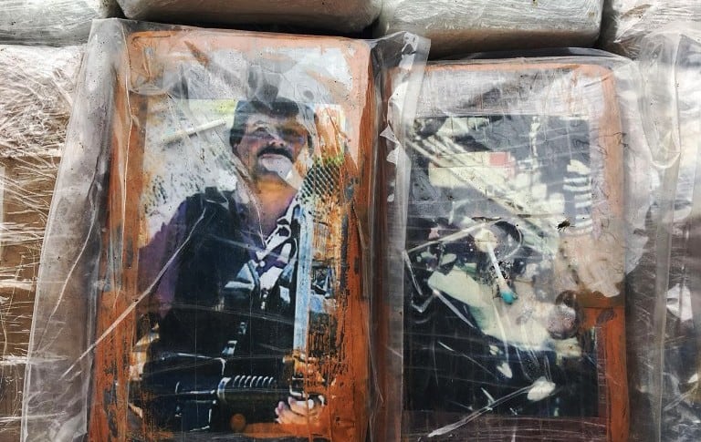 La carga de cocaína con fotos de 'El Chapo' y Pablo Escobar
