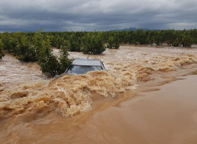 Carro en inundación