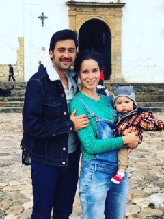 Los actores Variel Sánchez y Estefanía Godoy con su hijo Valentín.