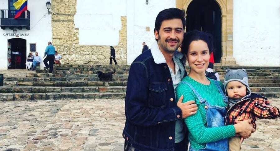 Los actores Variel Sánchez y Estefanía Godoy con su hijo Valentín.