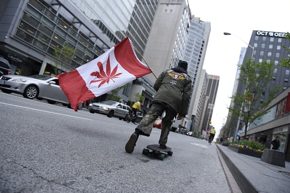 Bandera de Canadá con hoja de marihuana