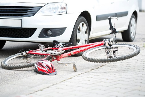Accidente de carro con bicicleta