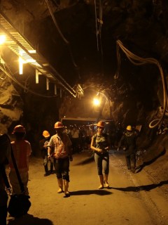 Trabajadores en un túnel de la presa de Hidroituango