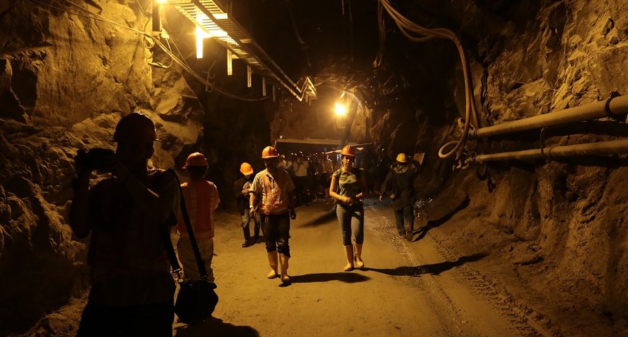 Trabajadores en un túnel de la presa de Hidroituango