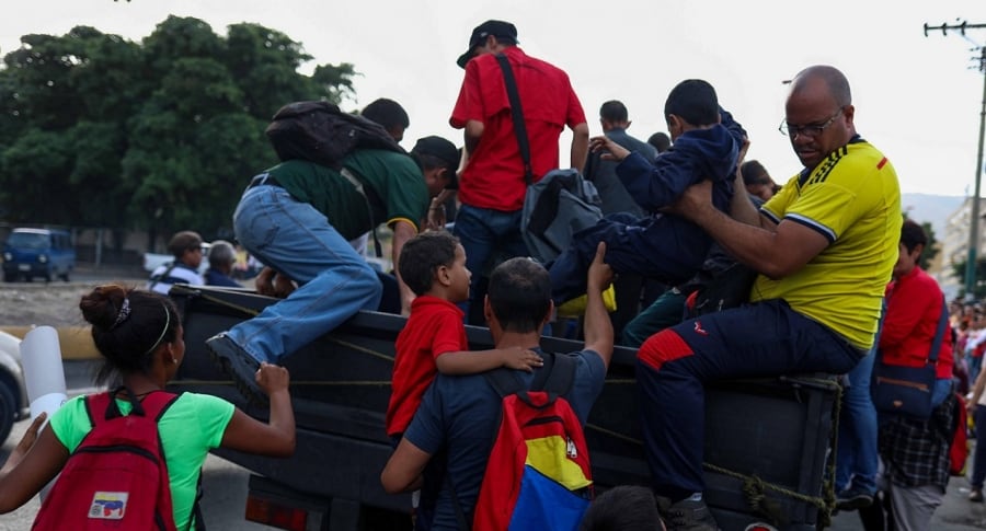 Subidos en "perreras", venezolanos sufren colapso de sistema de transporte